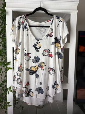24/7 Comfort Apparel White V-Neck Floral Short Sleeve Top